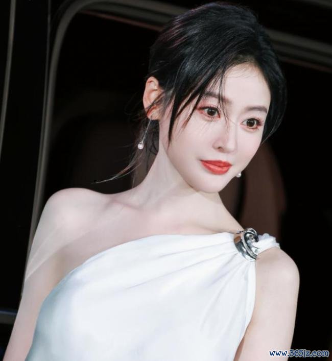 张天爱好意思神回顾2026世界杯(中国)，一袭白裙寒冷优雅 红毯高档感拉满