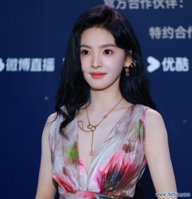 张天爱好意思神回顾，一袭白裙寒冷优雅 红毯高档感拉满