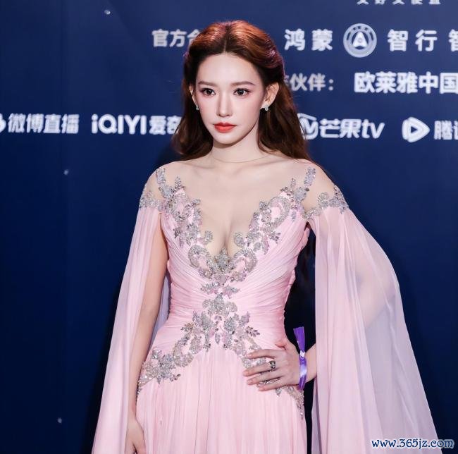 张天爱好意思神回顾，一袭白裙寒冷优雅 红毯高档感拉满